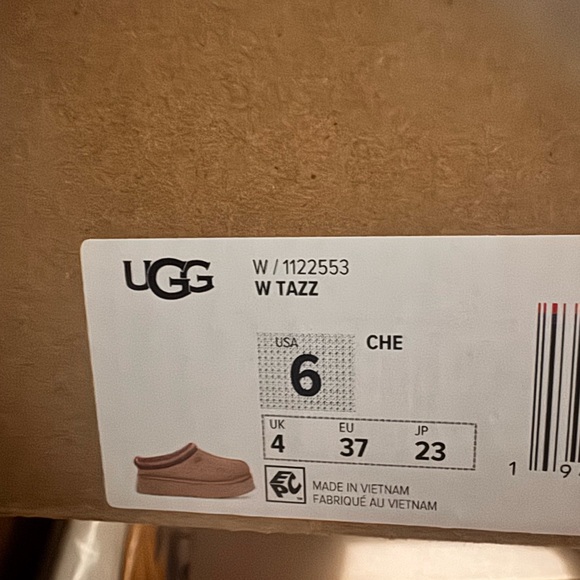 UGGS - Picture 3 of 3